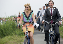 909397 Afbeelding van koningin Máxima en burgemeester mr. A. Wolfsen op de fiets tijdens de opening van het Máximapark ...